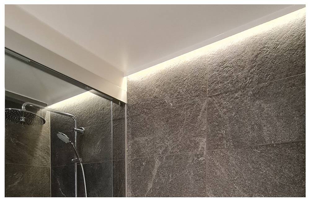 LED světelný pásek namontovaný na bílém plastovém pásku dlouho nevydrží