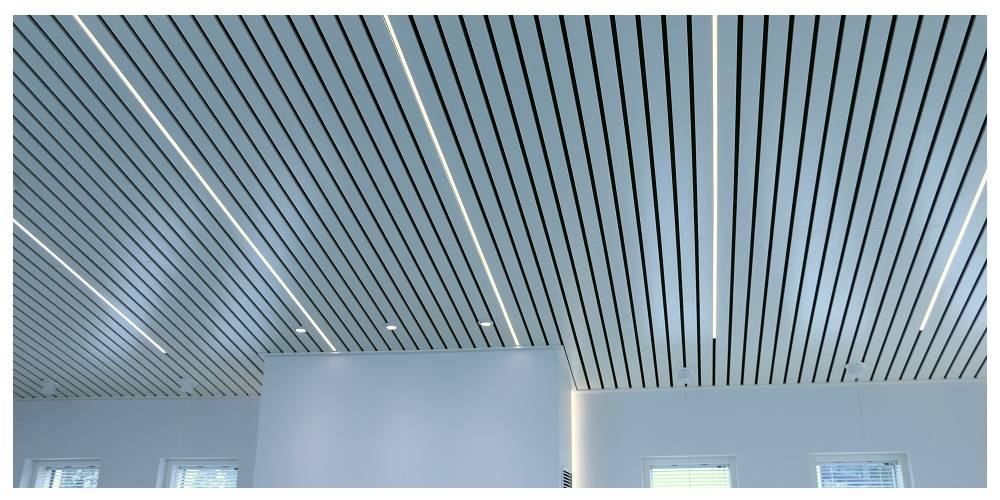 Led světelný pásek ve stropě