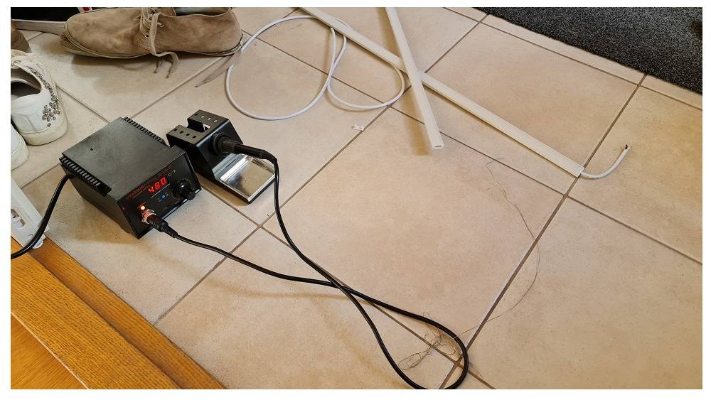 Na podlaze bylo opraveno osvětlení LED pásky