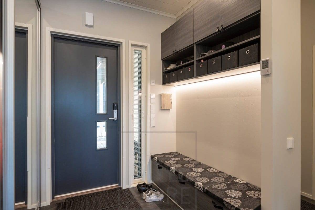 U vstupu do chodby, nad lavičkou, LED pásek v nízkém profilu. Ledstore.fi 