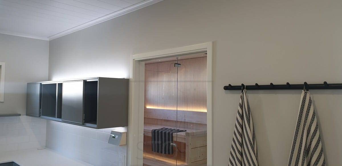 V sauně je opěradlo vybaveno LED páskem, který zajišťuje atmosférické světlo směrem nahoru a pod stropem směrem dolů. Měkké, nepřímé světlo. Ledstore.fi
