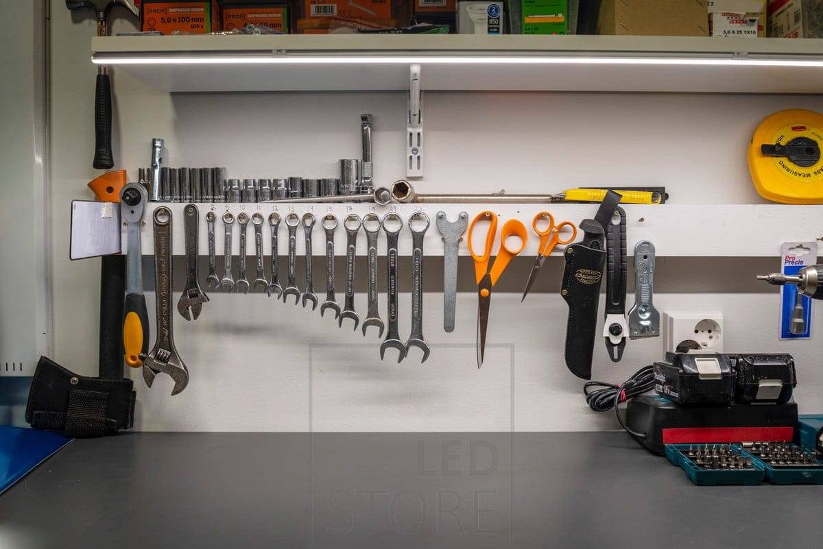 LED páska v nízkém profilu pro osvětlení pracovní stanice a nástrojů. Ledstore.fi  