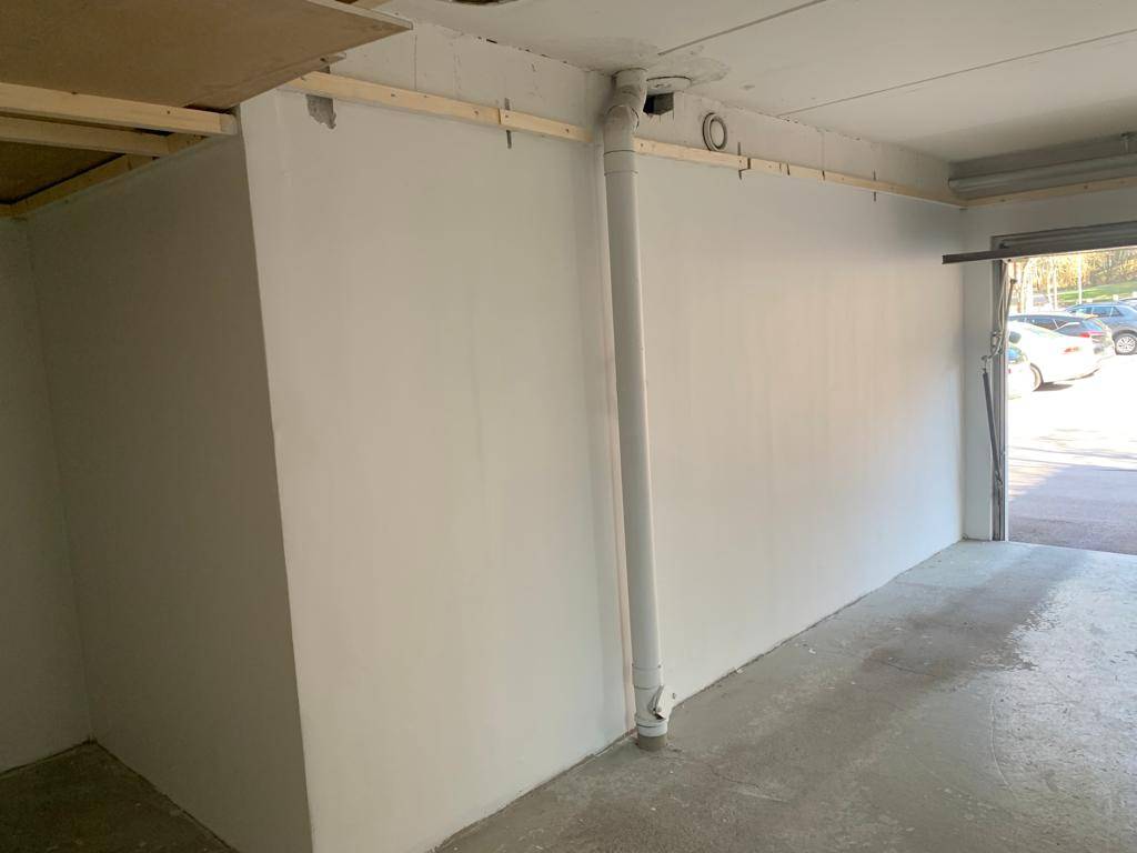 Renovace garáže s probíhajícím malováním