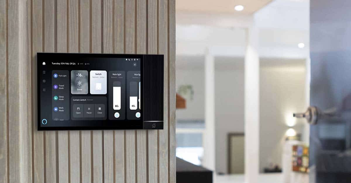 Na béžové stěně moderního domu je umístěn chytrý ovládací panel od společnosti LedStore.fi pro ovládání LED osvětlení a domácího kina.