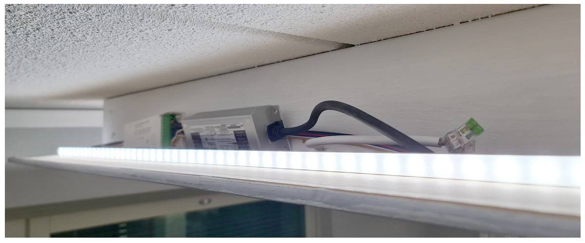 Měniče na polici, snížený strop a LED pásek