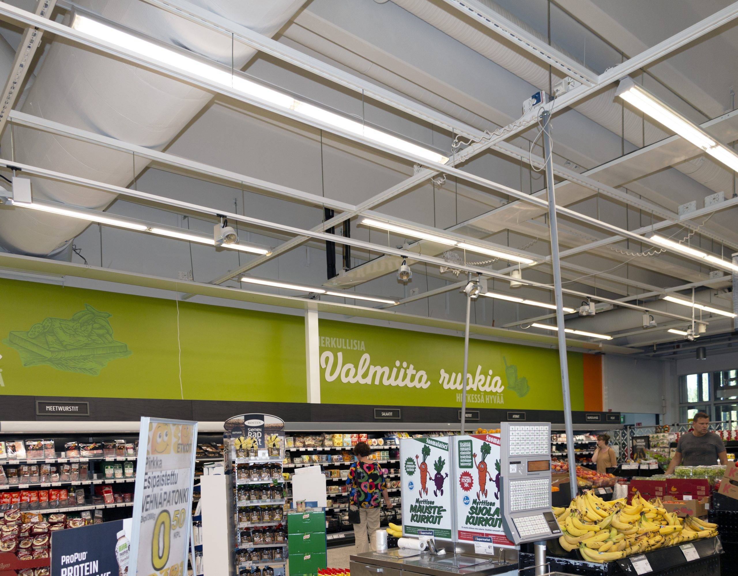 Příjemné, účinné a rovnoměrné osvětlení v obchodě s potravinami pomocí LED trubic. Ledstore.fi