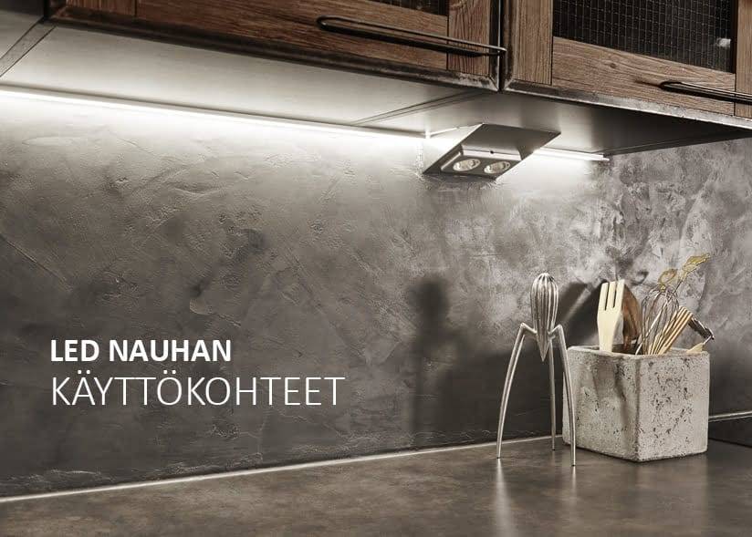 LED pásky pod skříňkou osvětlují moderní kuchyňskou pracovní desku a zvýrazňují tmavé pozadí a dřevěné příbory. Text.