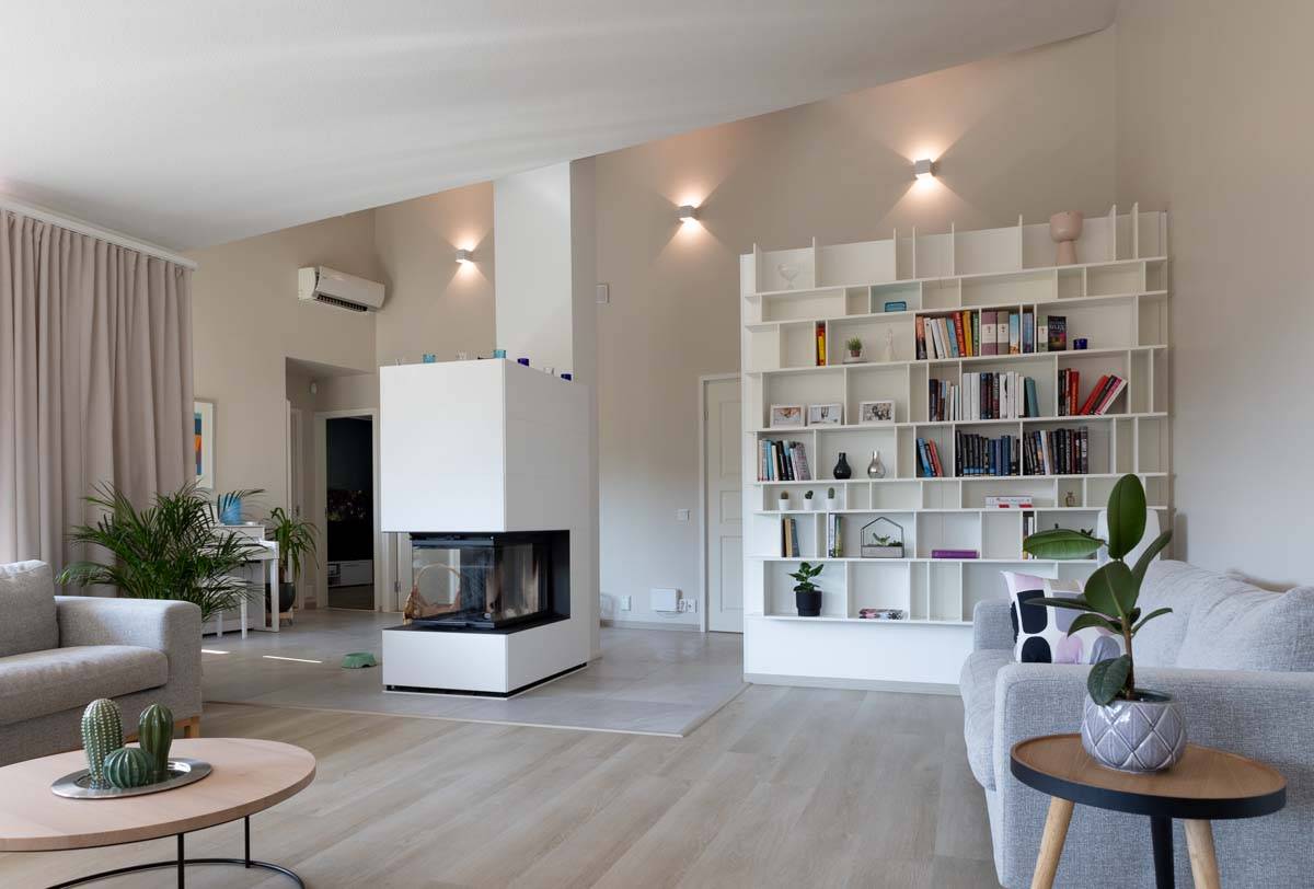 Led nástěnná svítidla v obývacím pokoji ve vysokém prostoru