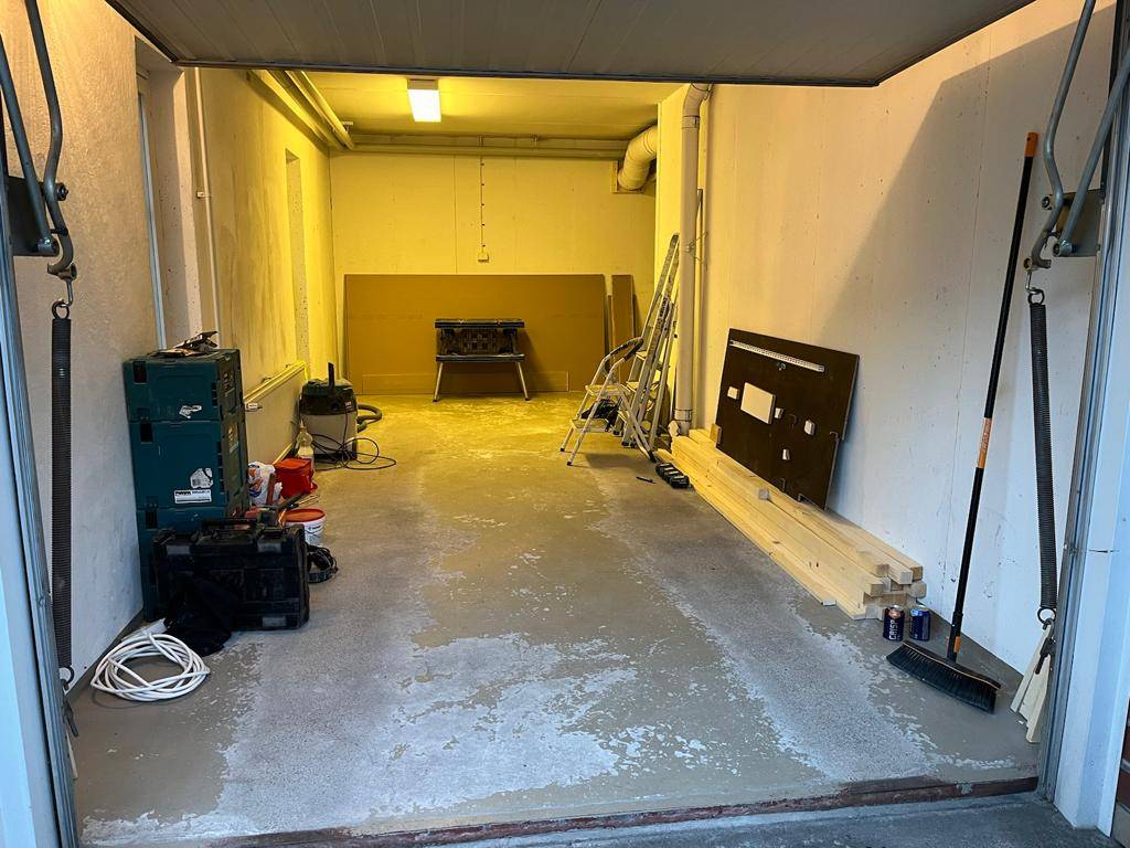 Světla v garáži stále svítí - renovace začíná