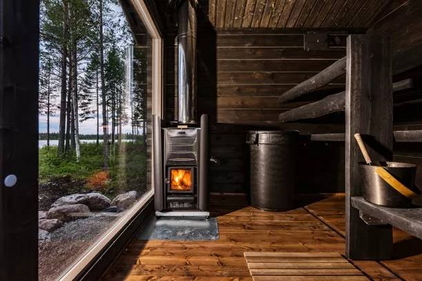 černá sauna potřebuje hodně světla, na obrázku je okno v černé sauně o velikosti stěny.