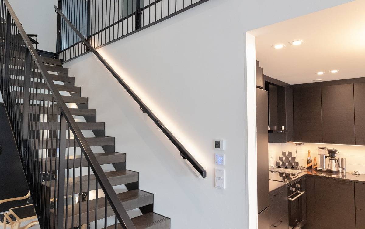 Řízení osvětlení LED - jak řídit osvětlení doma nebo v práci Řízení světla LED Pásek LED na schodišti zajišťuje správnou teplotu barev pro danou atmosféru. Pásek je navíc stmívatelný. ©LedStore