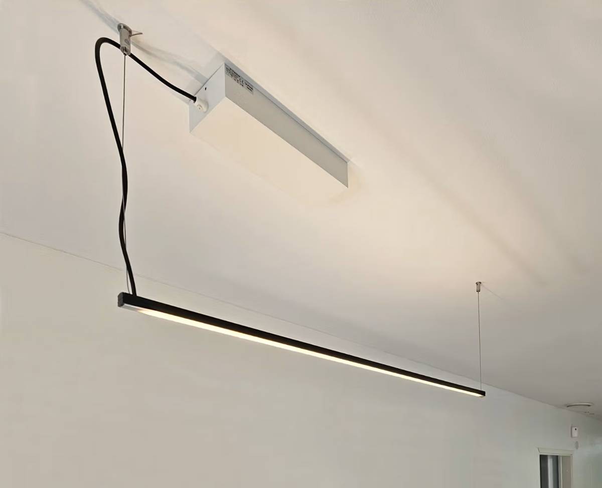 Moderní lineární svítidlo Luks se zavěšuje na bílý strop a splňuje požadavky normy EN 12464-1 na LedStore.fi.