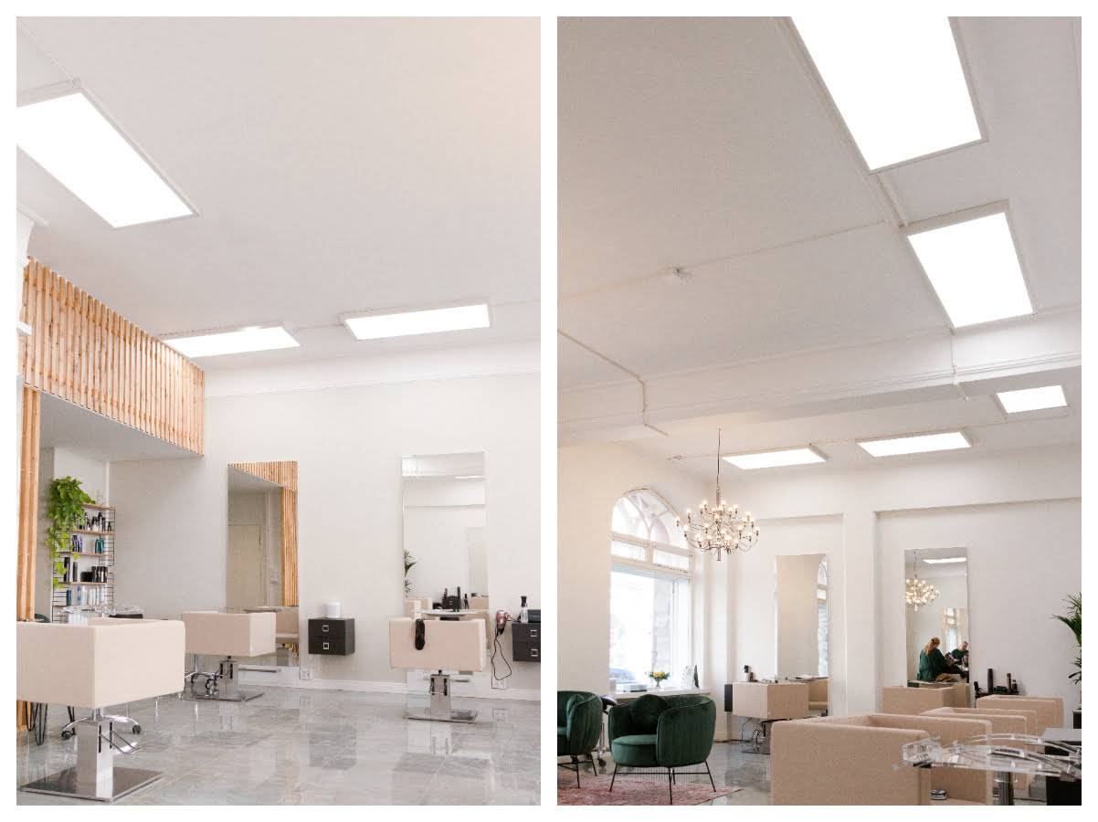 Světlý salon s velkými LED panely na stropě.