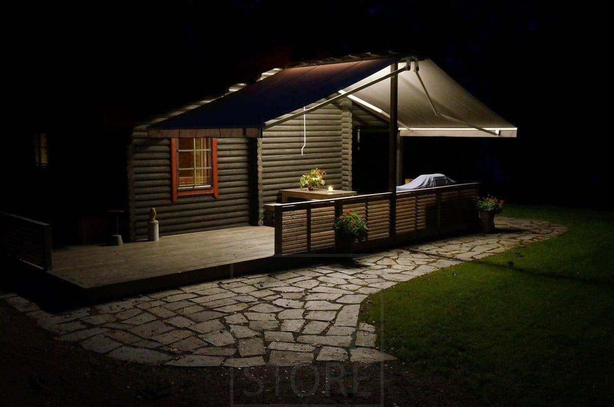 Uprostřed stříšky je umístěn pás LED, který osvětluje terasu atmosférickým celkovým osvětlením. Ledstore.fi