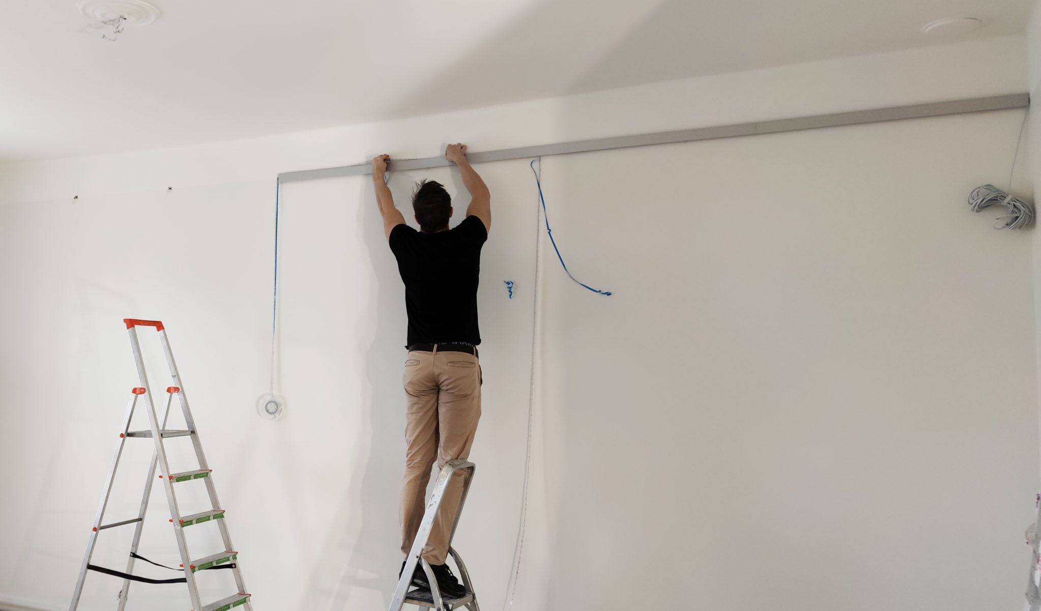 Instalace LED pásků - co zvládnete sami? Instalace LED svítidel na stěnu
