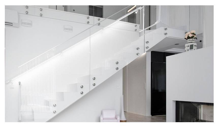 Osvětlení schodiště - led stuha na zábradlí