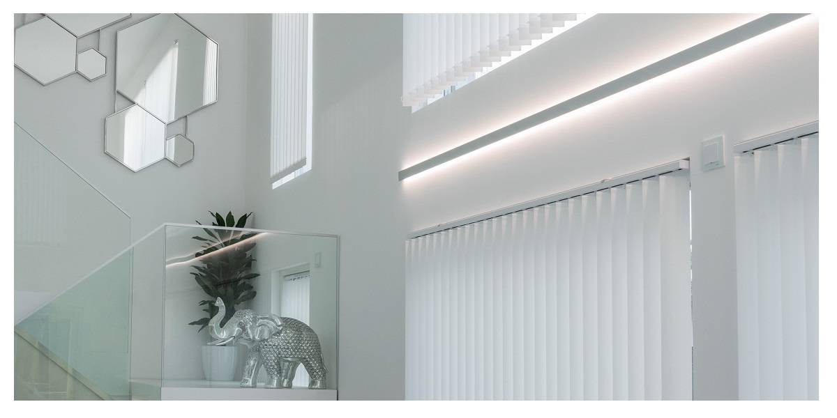 Světelný pás v hliníkovém profilu pro nepřímé osvětlení mezi okny v obývacím pokoji - Design osvětlení obývacího pokoje