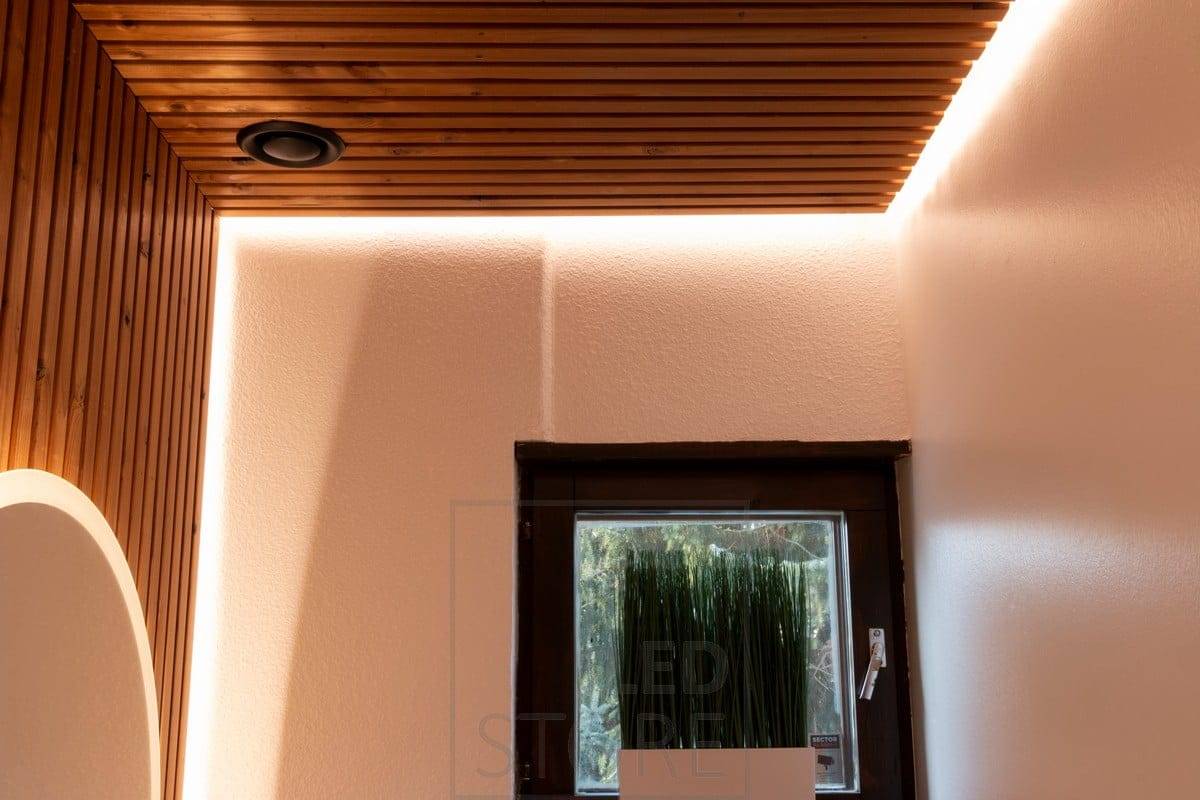 LED pásek za záchodovou římsou vytváří atmosférické nepřímé světlo. Ledstore.fi 