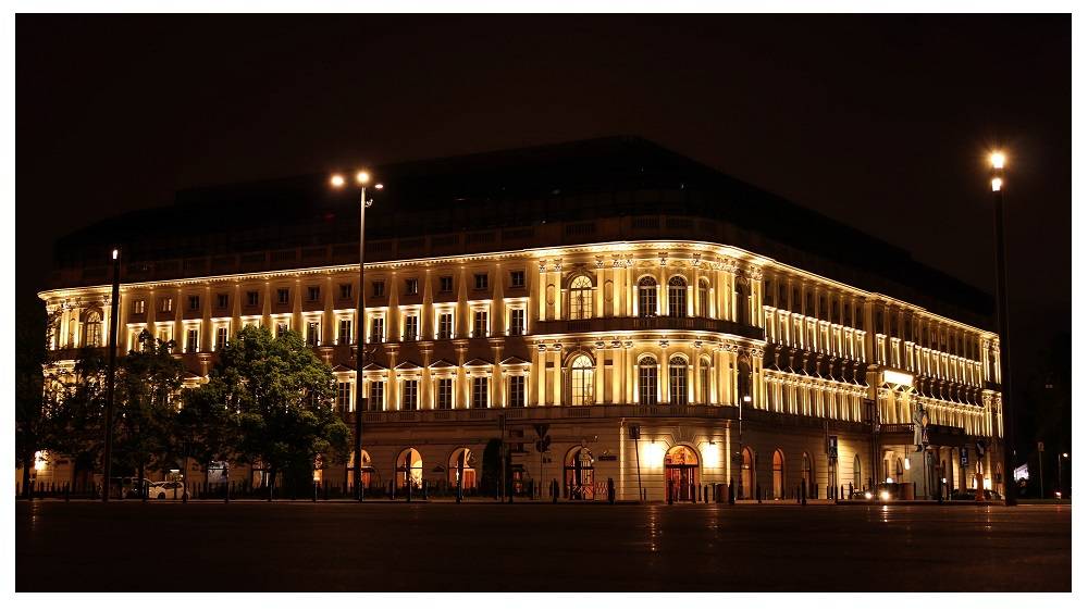 Varšava, Mazovské vojvodství, Polsko hotel osvětlený v noci