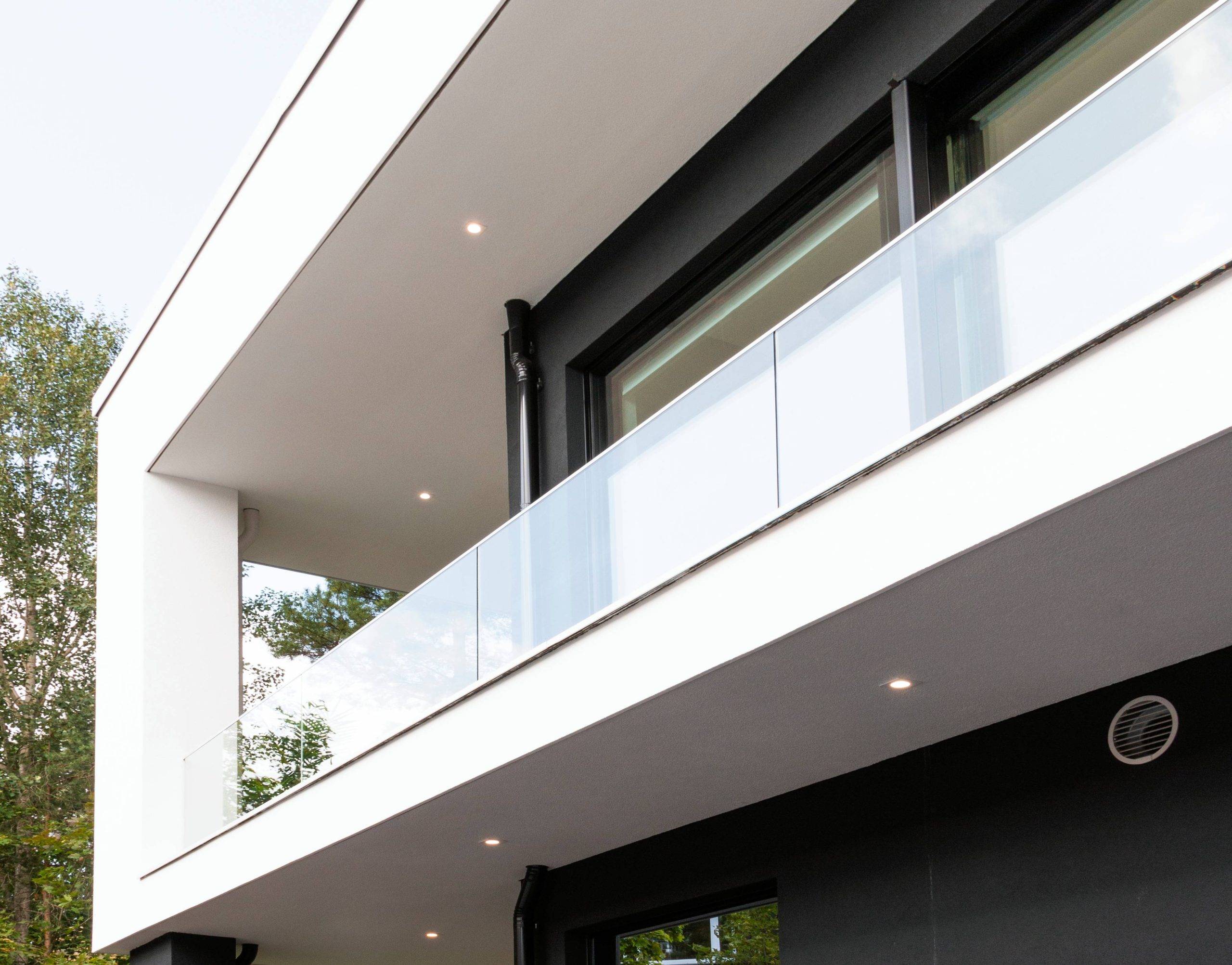 V internetovém obchodě LedStore.fi najdete nádherná řešení LED osvětlení, která přinášejí moderní vzhled exteriéru dvoupodlažních budov. Minimalistický design podtrhují LED efekty na velkých oknech a proskleném balkoně. Elegantní kombinace bílých a tmavě šedých povrchů stavby vytváří krásný teplotní kontrast k zeleni pod jasnou oblohou.