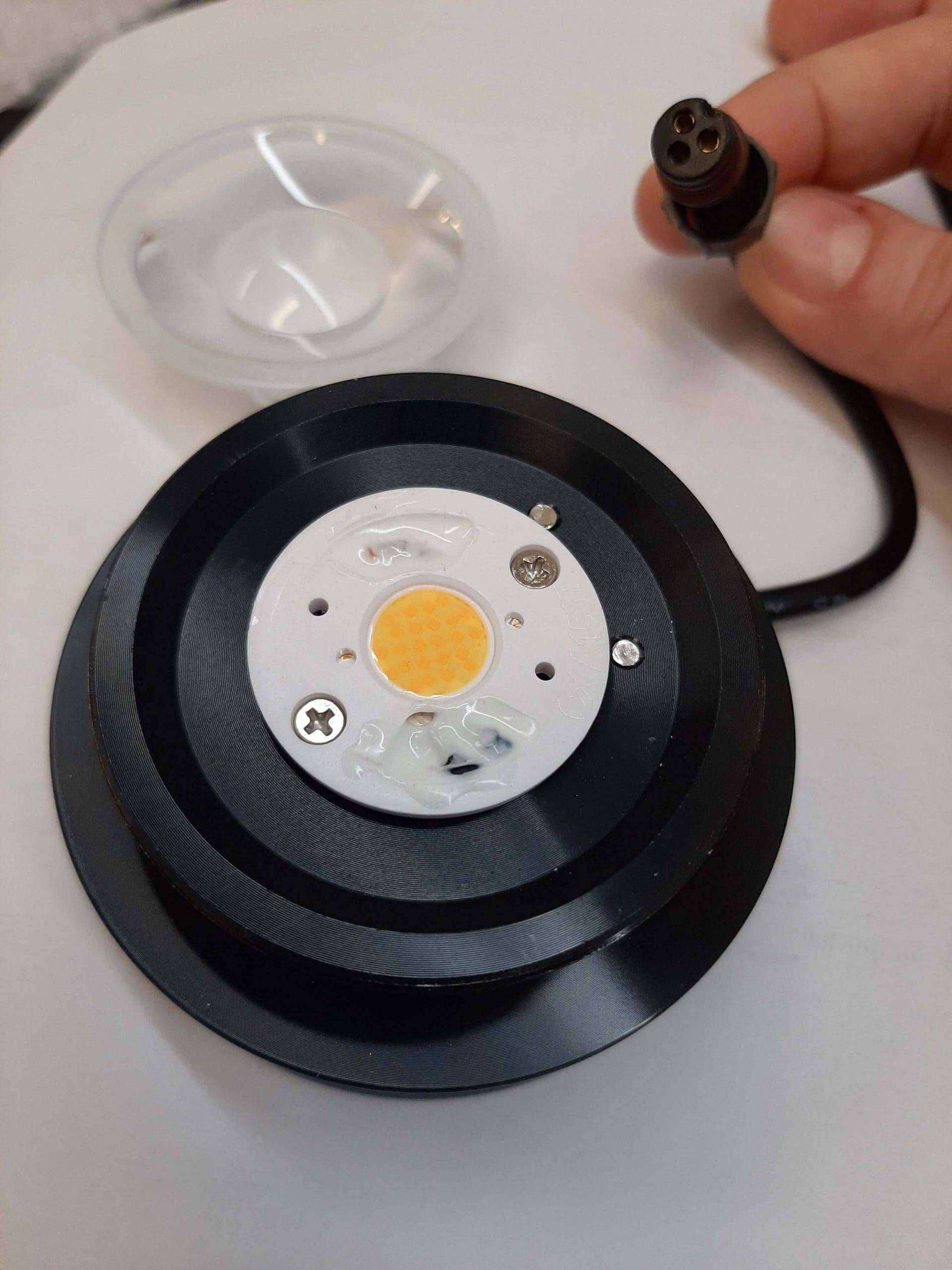 Reflektor s nastavitelnou teplotou barev a multifunkčním LED obvodem, copyright LedStore.fi