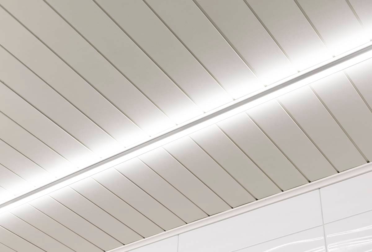 LedStore.fi nabízí moderní stropní osvětlení, které zahrnuje, paralelní jsou oživeny centrální LED světelný pás. Hladký povrch obdélníkových panelů dokonale vyhovuje čisté a minimalistické estetice prostoru.