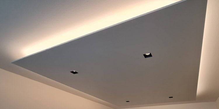 Úspěšná renovace osvětlení sníženého omítnutého stropu Moderní stropní řešení se zapuštěným obdélníkovým panelem se čtyřmi čtvercovými LED svítidly. Okraje panelu jemně svítí a vytvářejí na stropě a stěnách jemné osvětlení, které působí moderním dojmem. Tento styl najdete v široké nabídce LED osvětlení LedStore.fi.