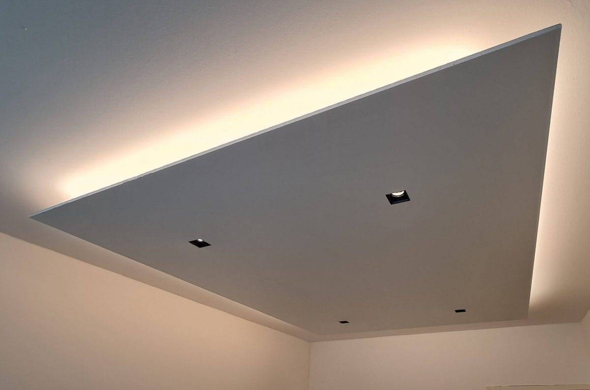 Renovace osvětlení omítnutého stropu připravena, zvoleno teplé tónované světlo