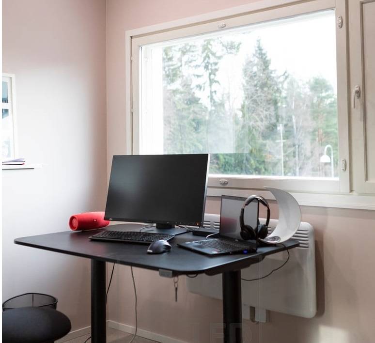 Přirozené a umělé světlo v domácí kanceláři. Design osvětlení ovlivňuje také náladu při práci na dálku.
