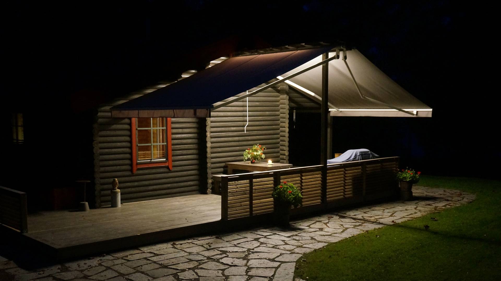 Pásové osvětlení LED připevněné na spodní straně stříšky osvětluje povrch terasy a dlážděný chodník směrem dolů. Světlo se neodráží směrem vzhůru.