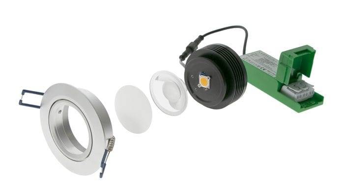 Rozborka LED svítidla: tělo, čočka, LED modul a zelený transformátor.