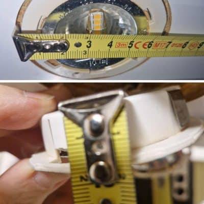Lampa s měřidlem nahoře, které ukazuje průměr 7 cm.