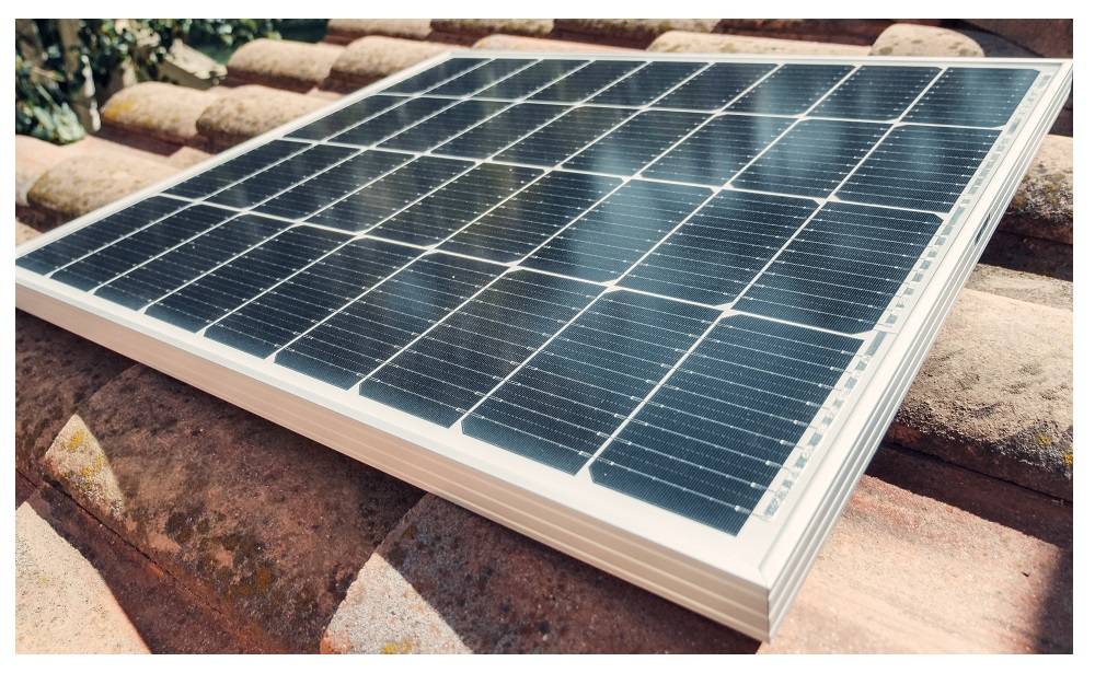 Střešní solární panely a LED pásky v interiéru