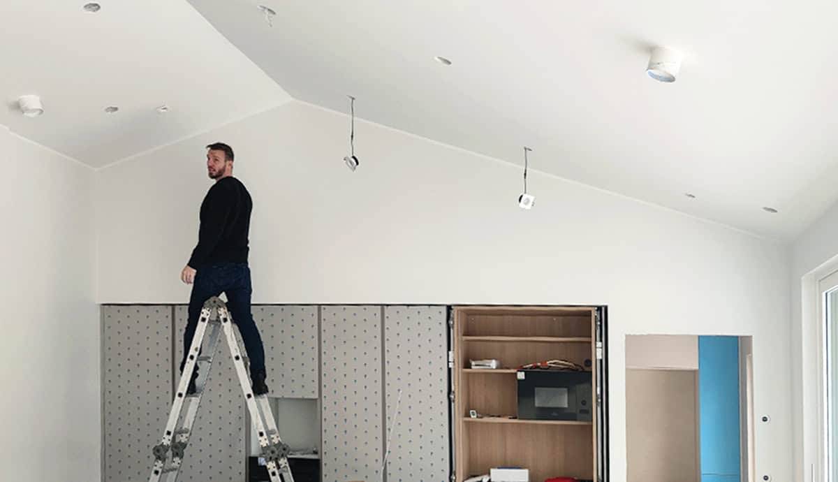 Instalace LED spotů na stropě.