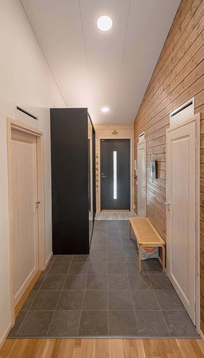 Osvětlení vstupní chodby pomocí svítidel plafond.