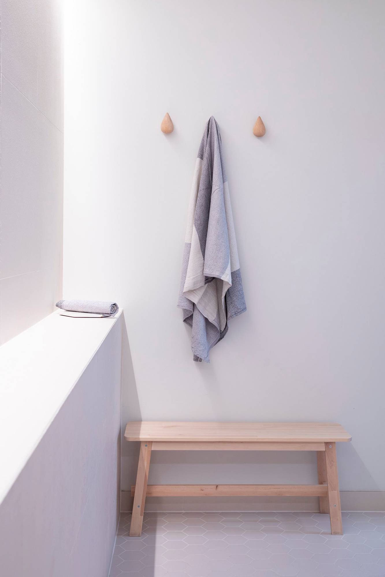 Nepřímo osvětlený pás LED na stropě poskytuje dobré celkové osvětlení a vytváří v místnosti lázeňskou atmosféru. Ledstore.fi