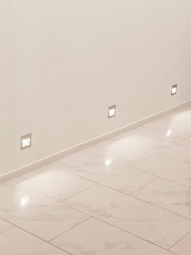 Zelené pozadí s bílým čtvercem, na němž je bílými velkými písmeny napsáno "LED STORE"; symbol společnosti vyrábějící LED osvětlení.