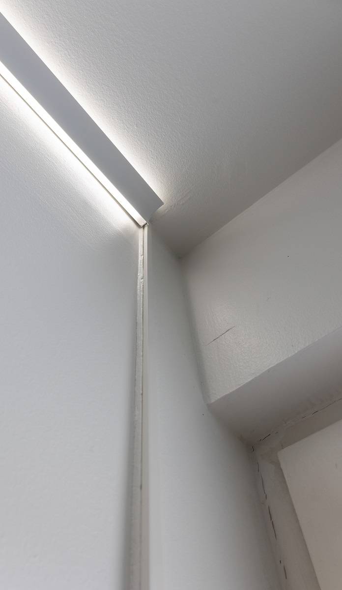Páska RGB+CCT má různobarevný plochý kabel, který lze elegantně instalovat pomocí kabelového žlabu.