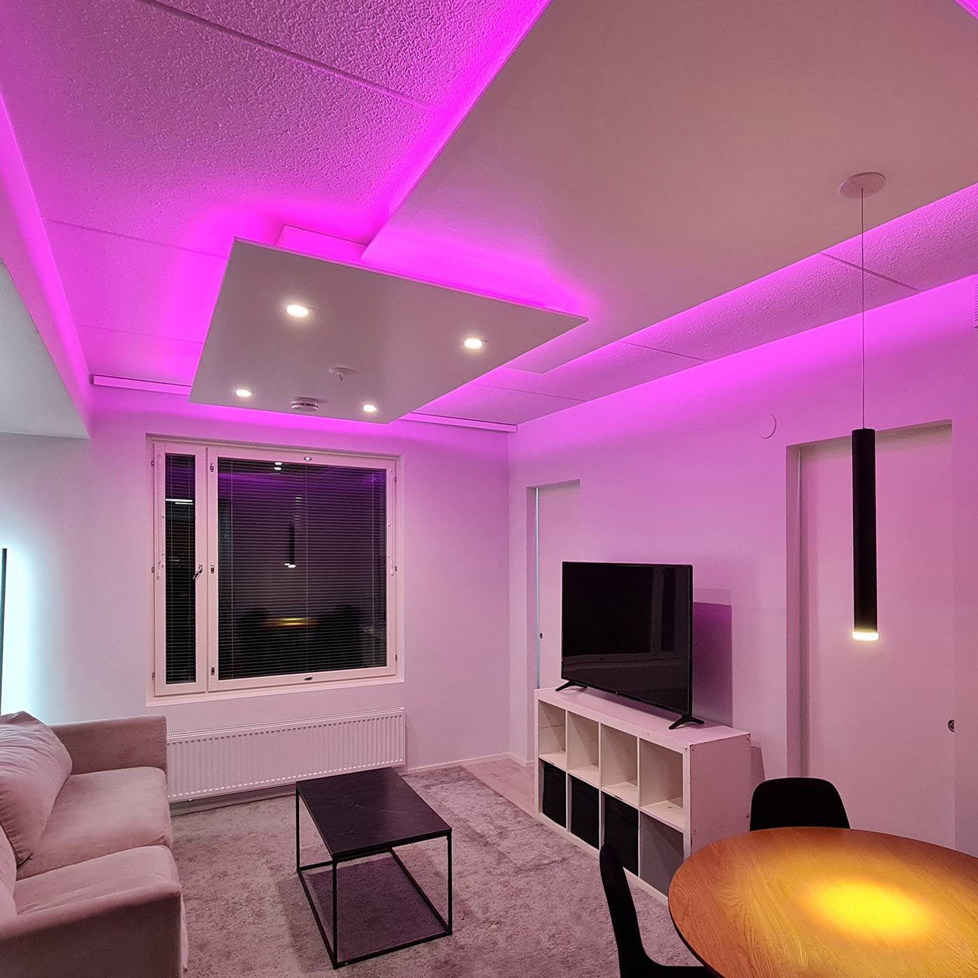 Páska RGB+CCT nainstalovaná v obývacím pokoji v kuchyni s výklopným oknem.