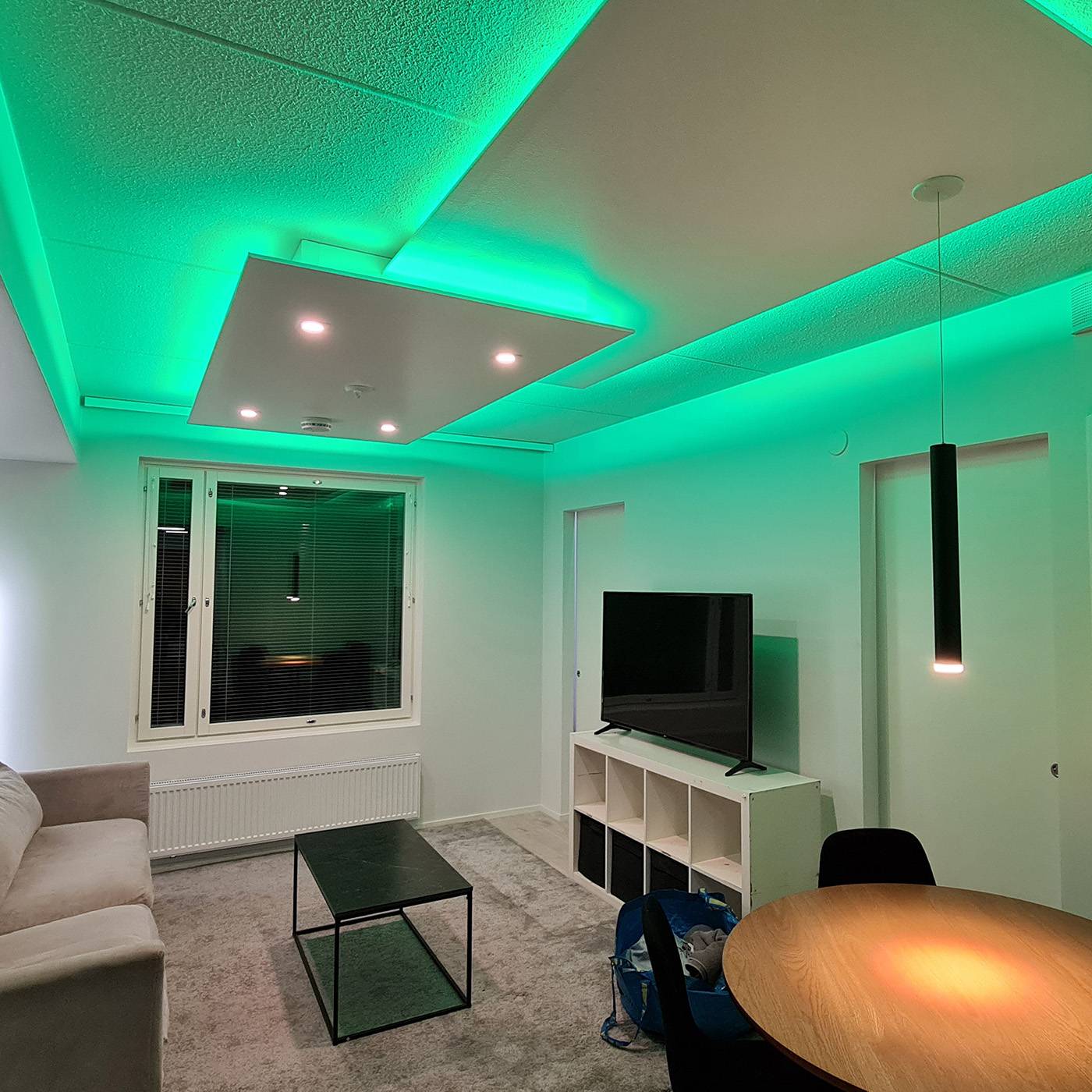 Páska RGB+CCT instalovaná v přízemí obytné kuchyně se dvěma místnostmi.