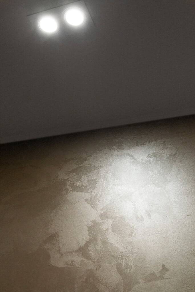 Zelené pozadí, bílý čtverec s nápisem "LED STORE" tučným bílým velkým písmem uprostřed.