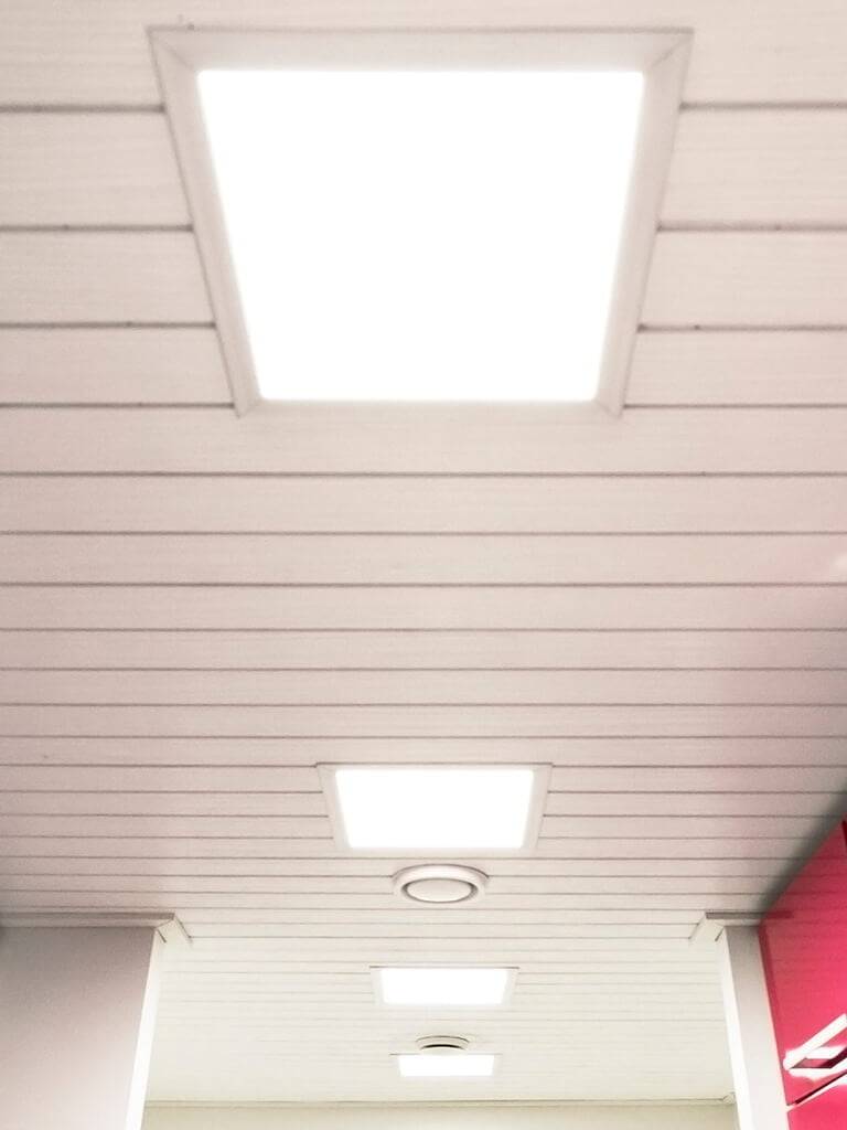 Obrázek zeleného pozadí s bílým čtvercem uprostřed s velkými tučnými písmeny "LED STORE". Ideální pro milovníky LED osvětlení a nakupující.