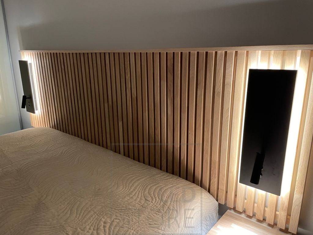 Černá noční lampička NIGHT a lampička na čtení na obou stranách postele. Podsvícení a směrové světlo na čtení se samostatnými spínači na těle lampy. Ledstore.fi
