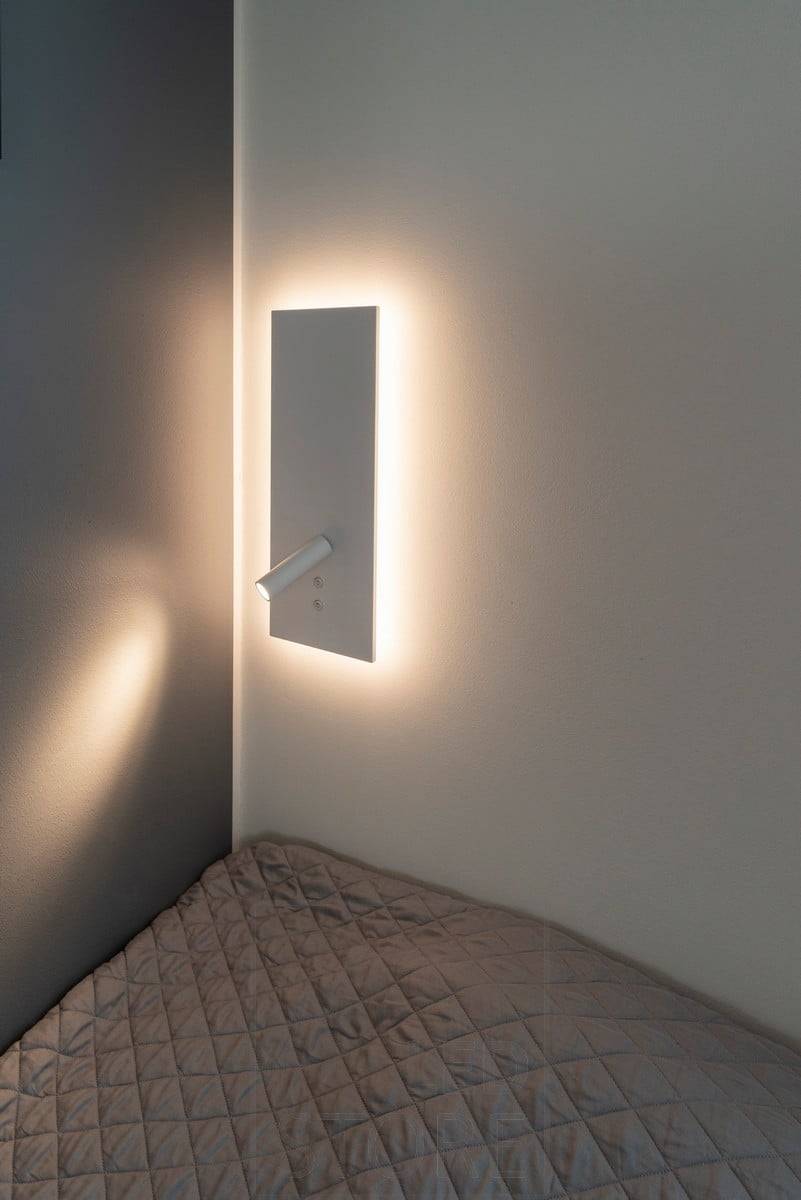 Bílé noční a čtecí světlo NIGHT. Světlo má uklidňující teplý tón, 3000K. Ledstore.fi