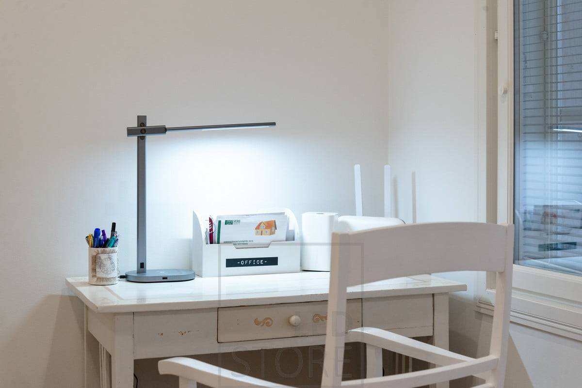 Pracovní lampa jeřábu. Multifunkční pracovní lampa s bezdrátovým nabíjením, zásuvkou USB, regulací teploty barev, stmíváním a časovačem spánku. K dispozici také v černé barvě. Ledstore.fi