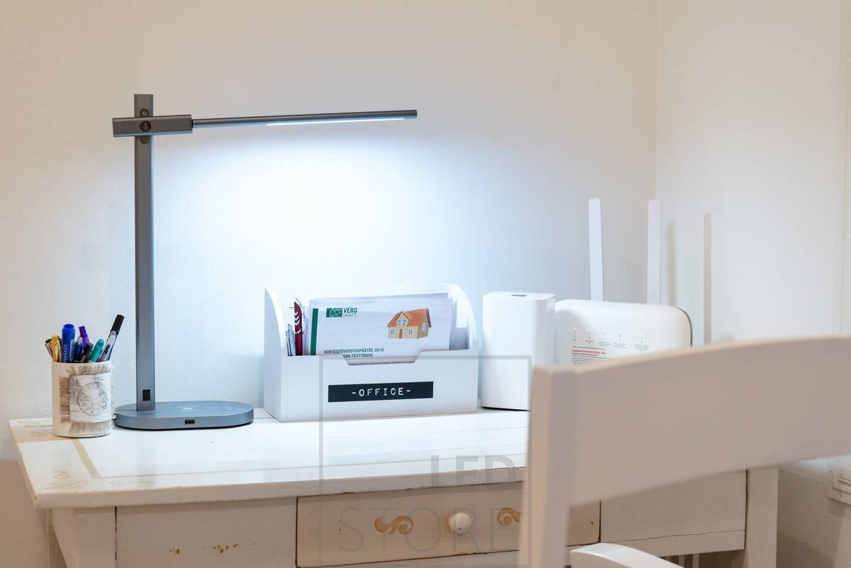 Pracovní lampa jeřábu. Multifunkční pracovní lampa s bezdrátovým nabíjením, zásuvkou USB, regulací teploty barev, stmíváním a časovačem spánku. Ledstore.fi
