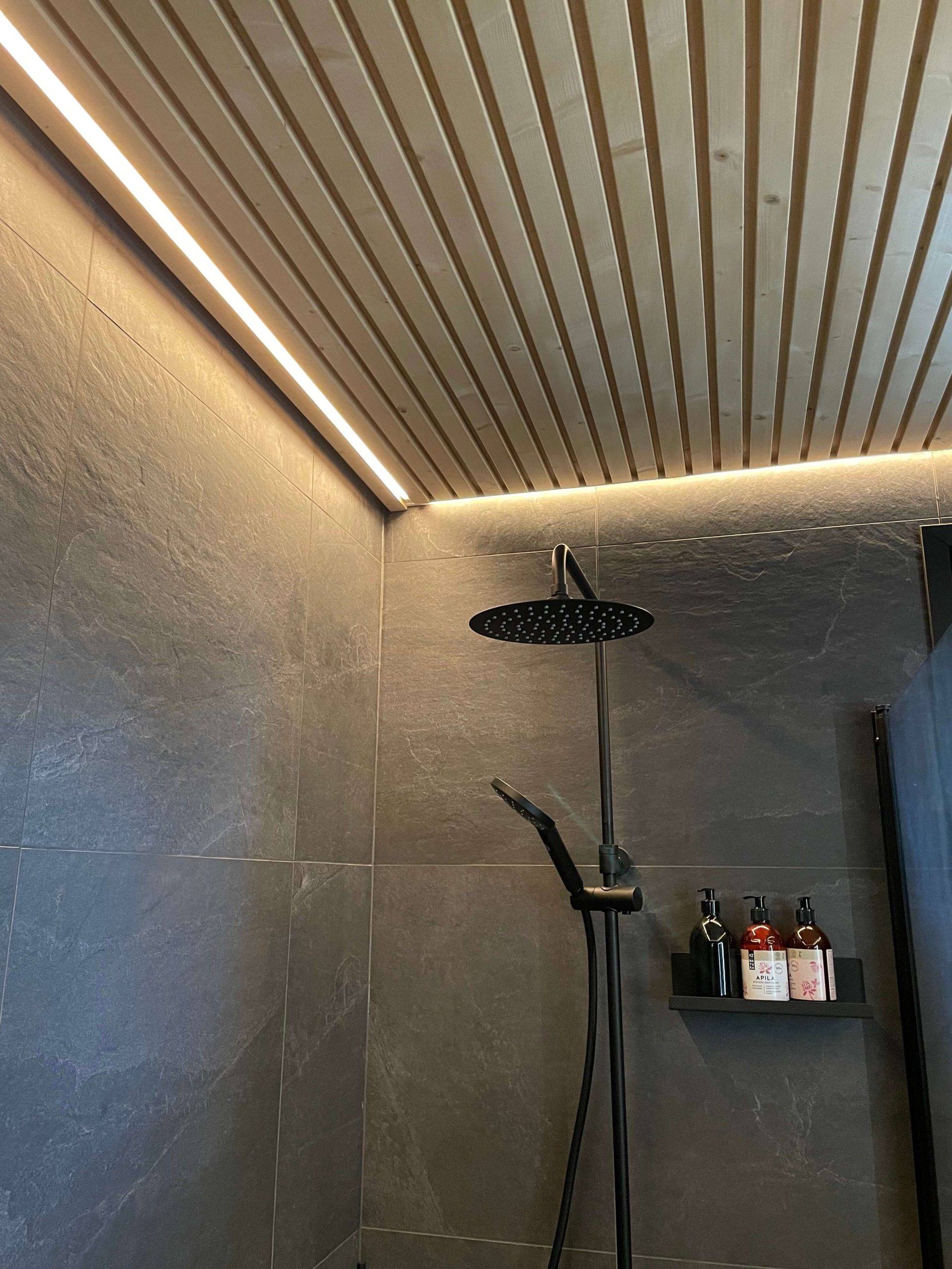 Led stuha ve sprchovém koutě.