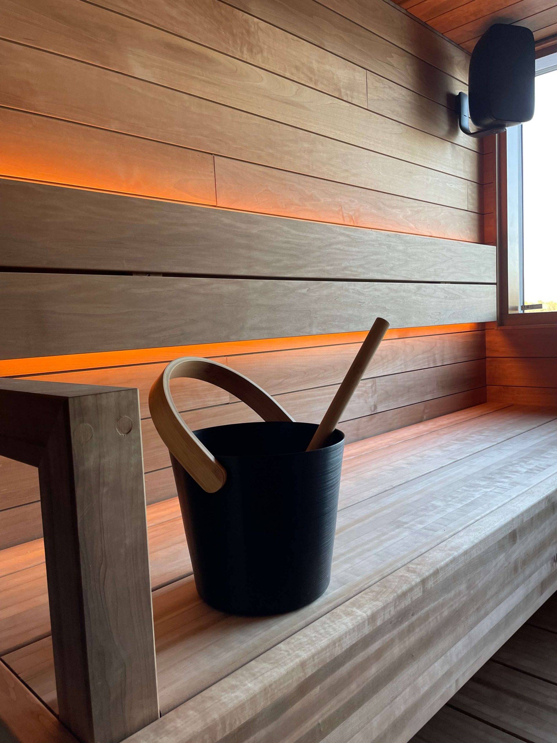 Barevná teplota nastavitelná led stuha v sauně.