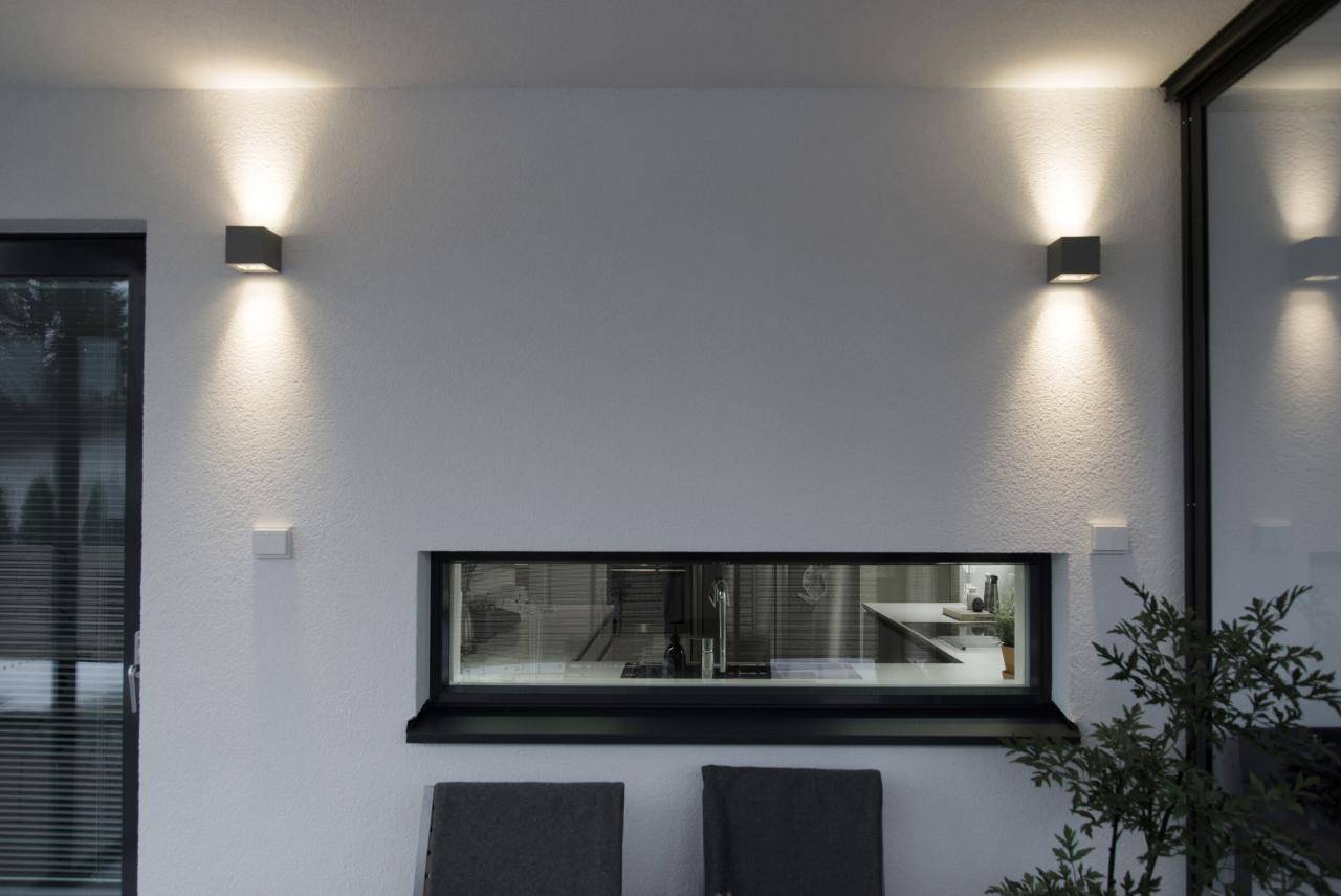 Zelené pozadí a bílý čtverec s nápisem "LED STORE" tučným bílým velkým písmem, který upozorňuje na možnosti energeticky účinného osvětlení.
