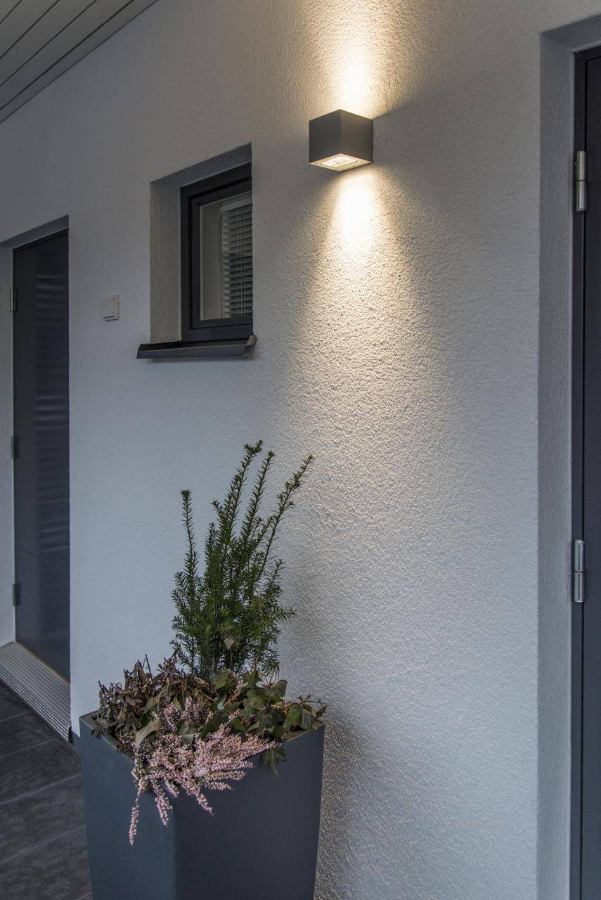 Logo LED STORE s bílým textem naskládaným uvnitř bílého čtverce na zeleném pozadí, které umocňuje firemní značku LED osvětlení.